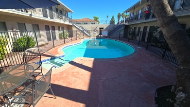 260 N Oak Ave in Pasadena, CA - Foto de edificio - Building Photo