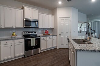 Equinox West Townhomes in Jacksonville, FL - Building Photo - Building Photo