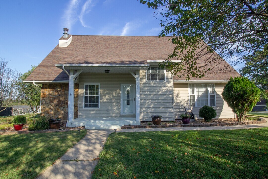 101 Rental St in St. Robert, MO - Building Photo