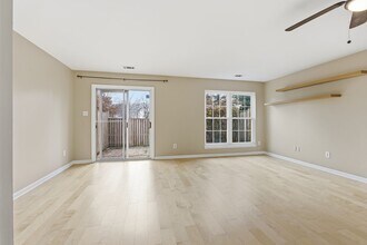 14804 London Ln in Bowie, MD - Foto de edificio - Building Photo