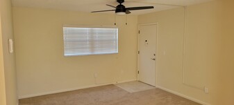 1518 Edgewater Cir, Unit 2 in Ft. Myers, FL - Foto de edificio - Building Photo