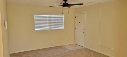 1518 Edgewater Cir, Unit 2 in Ft. Myers, FL - Building Photo - Building Photo