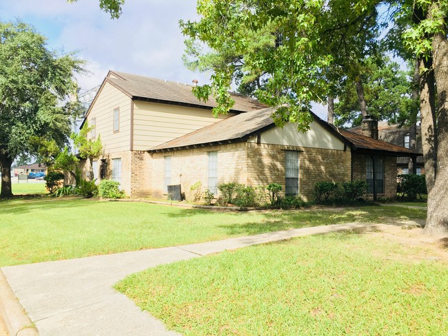 Pinewood Townhomes in Conroe, TX - Building Photo - Building Photo