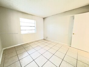 4022 Lakeside Dr in Tamarac, FL - Building Photo - Building Photo