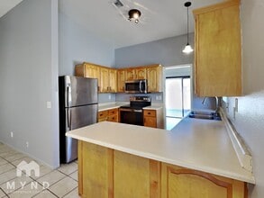 213 N Jacs Pl in Tucson, AZ - Foto de edificio - Building Photo