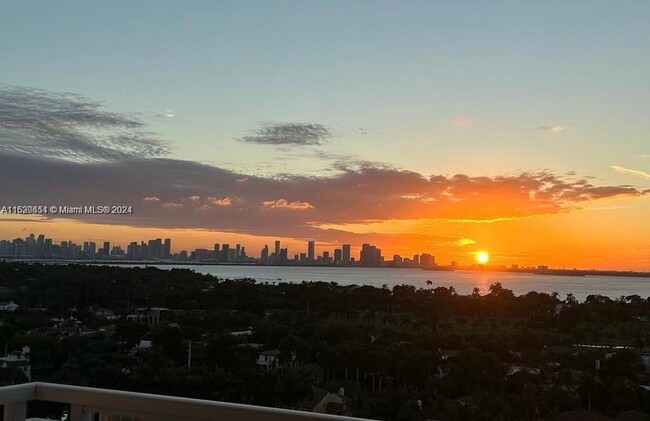 5600 Collins Ave, Unit 16P in Miami, FL - Foto de edificio - Building Photo