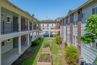 College Park Apartments in San Antonio, TX - Building Photo - Building Photo