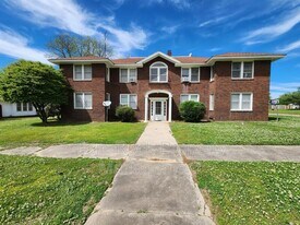 1030 E 8th St in Ada, OK - Building Photo