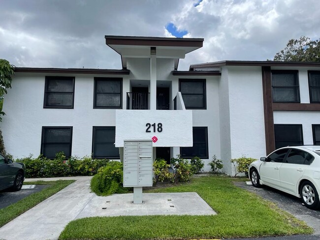 218 Lake Pointe Dr in Oakland Park, FL - Building Photo - Building Photo