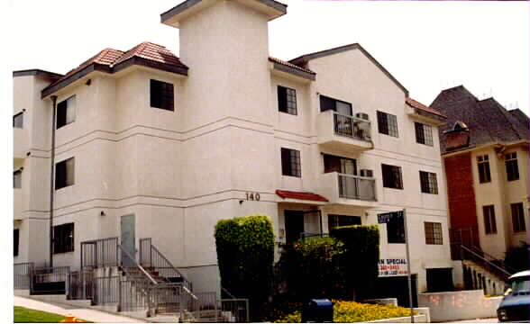 140 N Commonwealth Ave in Los Angeles, CA - Building Photo - Building Photo