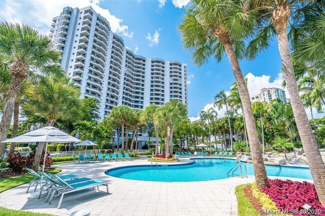 3300 NE 191st St, Unit #PH8 in Aventura, FL - Building Photo - Building Photo