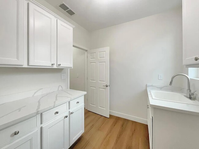 1672 Lombard Ln in Lincoln, CA - Foto de edificio - Building Photo
