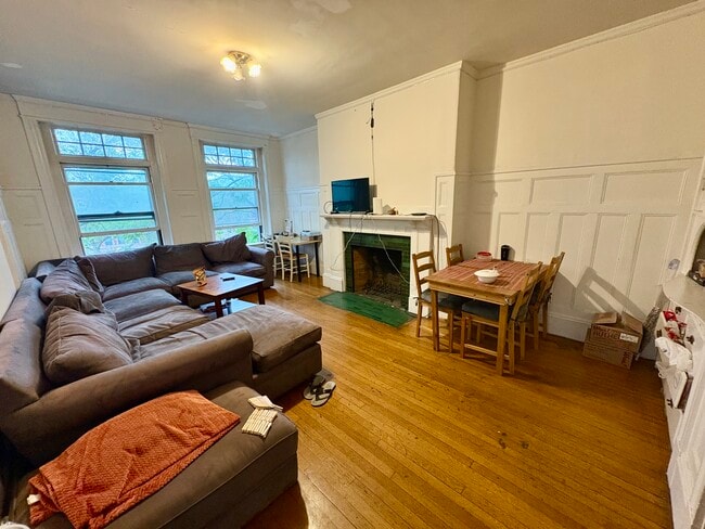 1911 Beacon St, Unit 3 in Brookline, MA - Foto de edificio - Building Photo