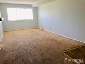 300 College Dr in Edison, NJ - Building Photo - Building Photo