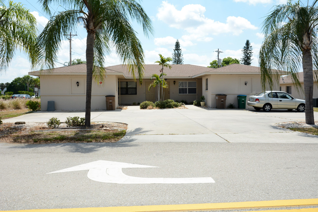 4802-4829 Triton Ct E in Cape Coral, FL - Foto de edificio