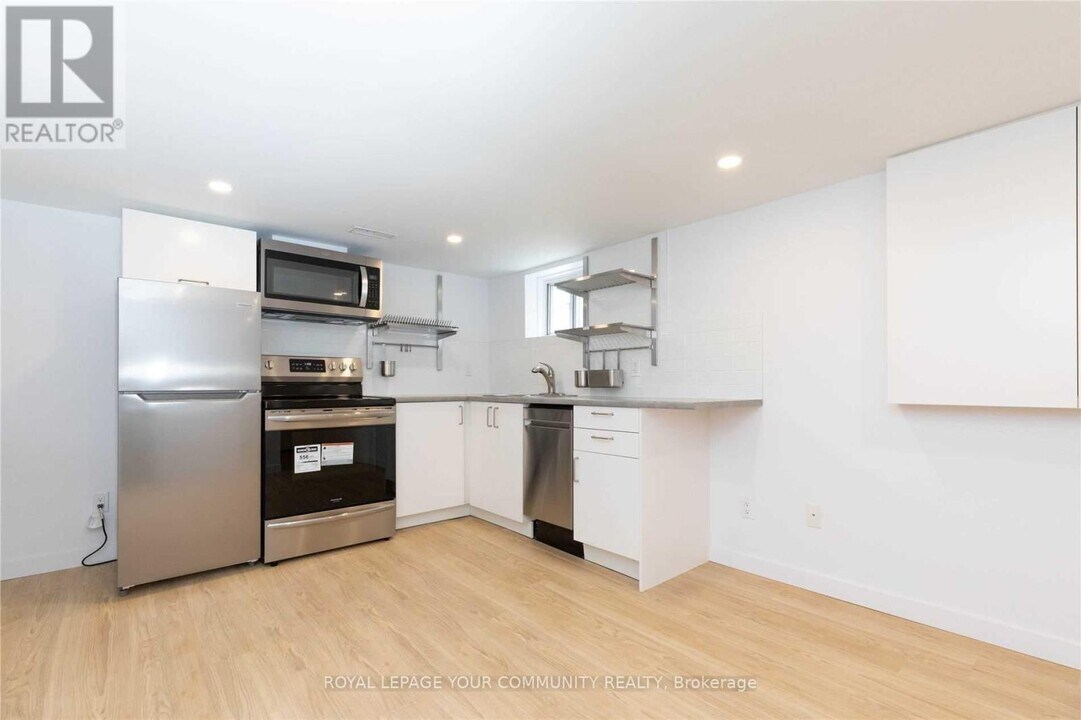 1370 Woodbine Ave in Toronto, ON - Building Photo