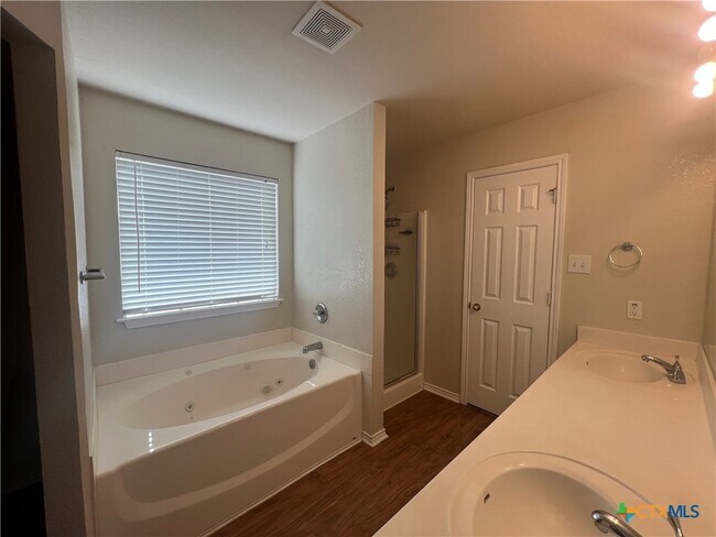 property at 2130 Jasons W Ct