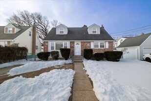 580 Georgia St in South Hempstead, NY - Building Photo