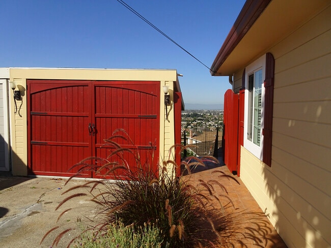2043 Altamont Rd in San Leandro, CA - Building Photo - Building Photo