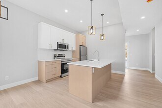 535 Elliot Av in Kelowna, BC - Building Photo - Building Photo