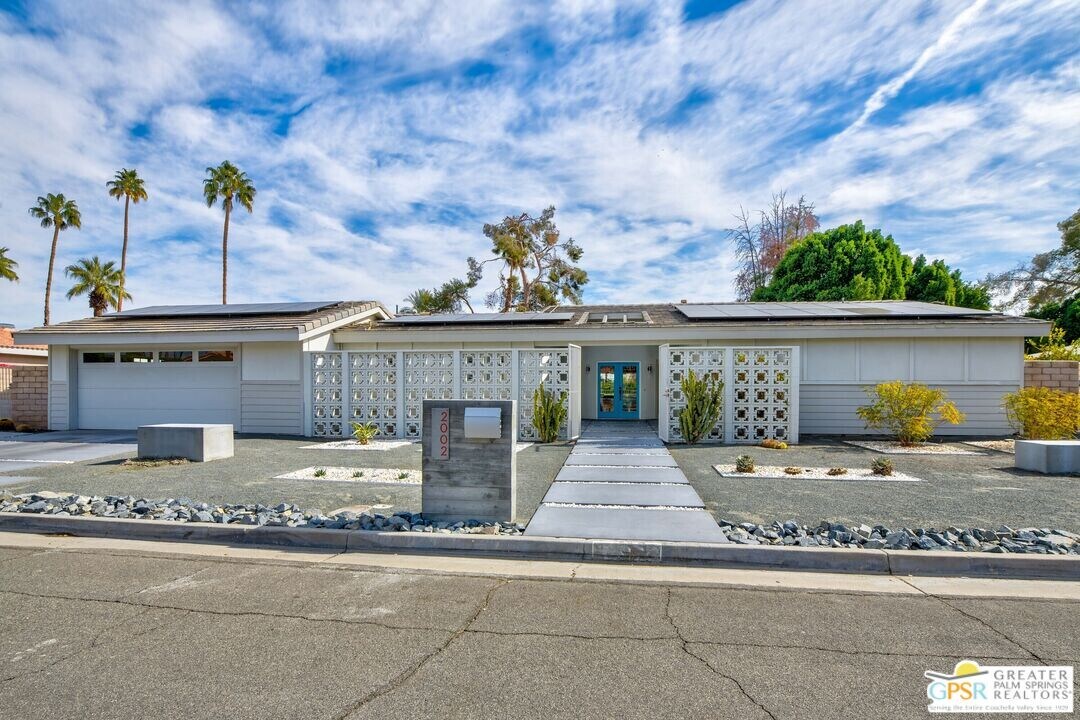 2002 Bobolink Ln in Palm Springs, CA - Building Photo