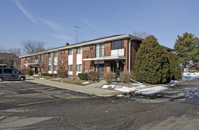 Petretti Apartments in Kenosha, WI - Building Photo - Building Photo