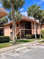 215 Lakeview Dr in Weston, FL - Building Photo
