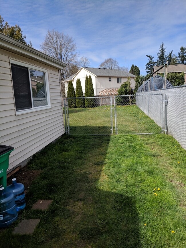 16443 SE Market St in Portland, OR - Building Photo - Building Photo