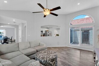 1510 E Commerce Ave in Gilbert, AZ - Foto de edificio - Building Photo