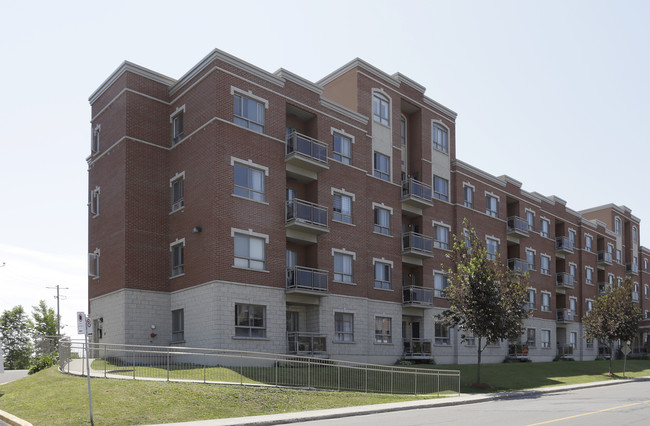 Chateau St Louis in Montréal, QC - Building Photo - Primary Photo