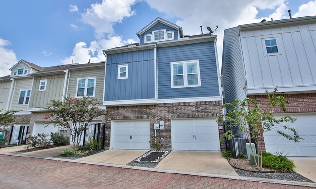 15 E Breezy Way in The Woodlands, TX - Building Photo - Building Photo
