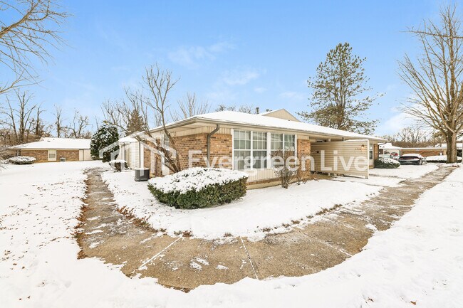 5714 Troy Villa Blvd in Huber Heights, OH - Foto de edificio - Building Photo