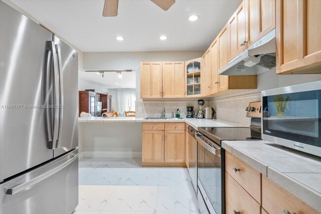 875 NE 195th St in North Miami Beach, FL - Building Photo - Building Photo