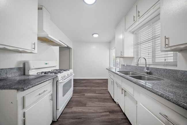 1577 Pine Ave in Long Beach, CA - Building Photo - Building Photo