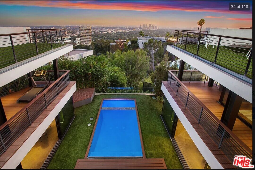 9400 Flicker Way in Los Angeles, CA - Building Photo