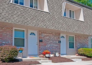 Whispering Pines Townhomes in Omaha, NE - Building Photo - Building Photo