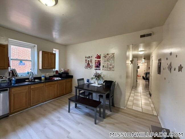 1460 Tremont St, Unit 3 in Boston, MA - Foto de edificio - Building Photo