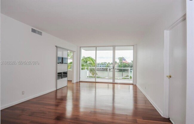 5700 Collins Ave in Miami Beach, FL - Building Photo - Building Photo