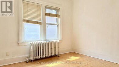 5038 Huron St in Niagara Falls, ON - Building Photo - Building Photo