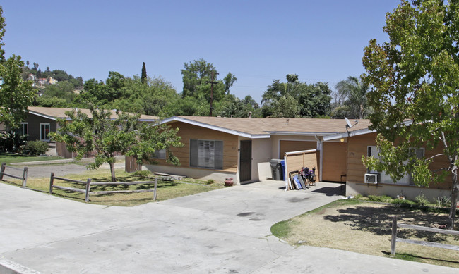 3109-3147 Bernis Ct in Spring Valley, CA - Foto de edificio - Building Photo