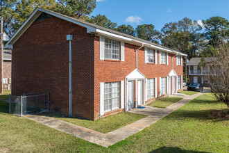 West Hills Apartment Homes in Hattiesburg, MS - Foto de edificio - Building Photo