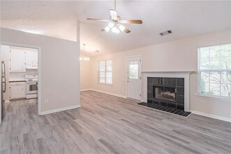 1190 Mercury Dr SE in Lawrenceville, GA - Foto de edificio - Building Photo