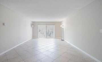 8577 Rugby Dr, Unit 108 in West Hollywood, CA - Building Photo - Building Photo