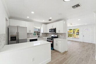 489 NW 2nd Way in Deerfield Beach, FL - Building Photo - Building Photo