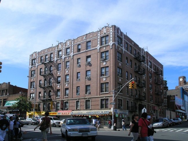 2463 Valentine Ave in Bronx, NY - Foto de edificio - Building Photo