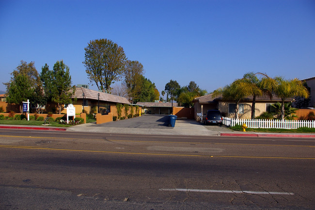 Broadway Pines in Escondido, CA - Foto de edificio - Building Photo