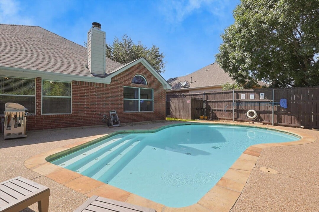 2402 Blue Holly Dr in Corinth, TX - Building Photo