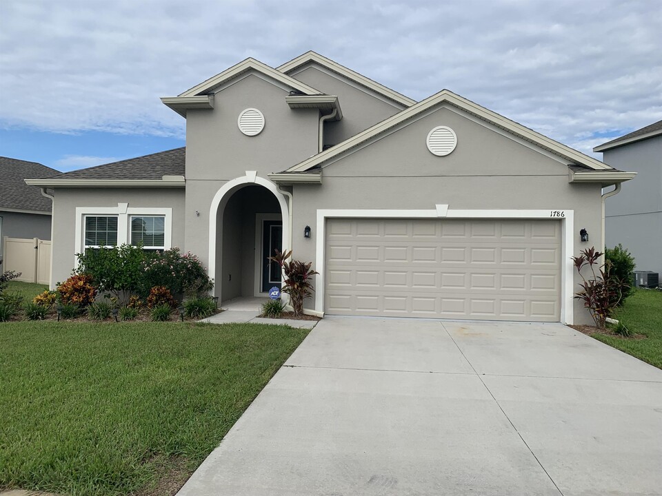 1786 Chatsworth Cir in St. Cloud, FL - Building Photo