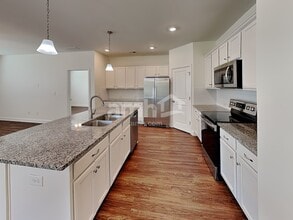 7077 Creeksong Dr in Douglasville, GA - Foto de edificio - Building Photo