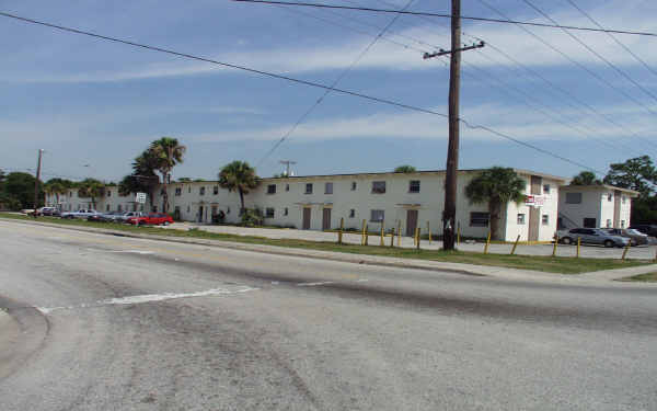 Deleon Village in Titusville, FL - Foto de edificio